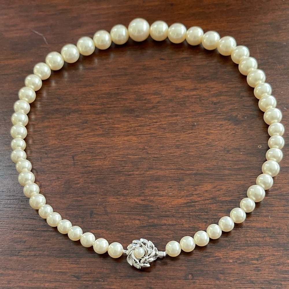 White man made graduated pearl silver necklace - Picture 7 of 9